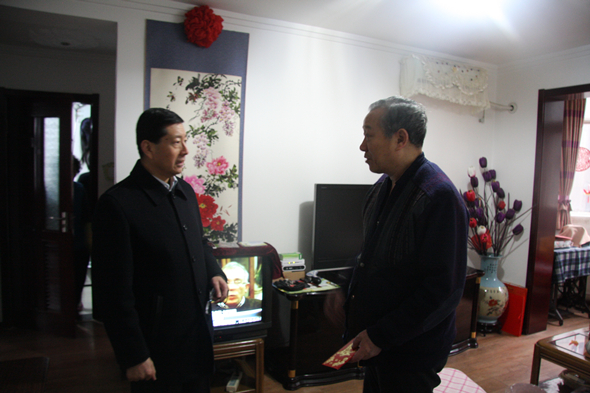 公司辅导春节前走访慰问离退休员工