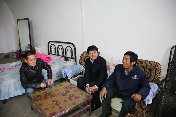 深刻穷困户家中走访调研_副本.jpg 深刻穷困户家中走访调研_副本.jpg