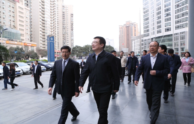 2.梁省长在公司视察、听取汇报（一）幼 - 全能看图王.jpg