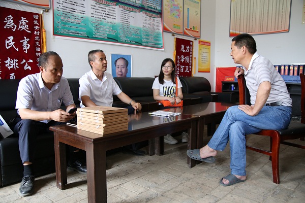与驻村干部亲切互换幼.jpg 与驻村干部亲切互换幼.jpg