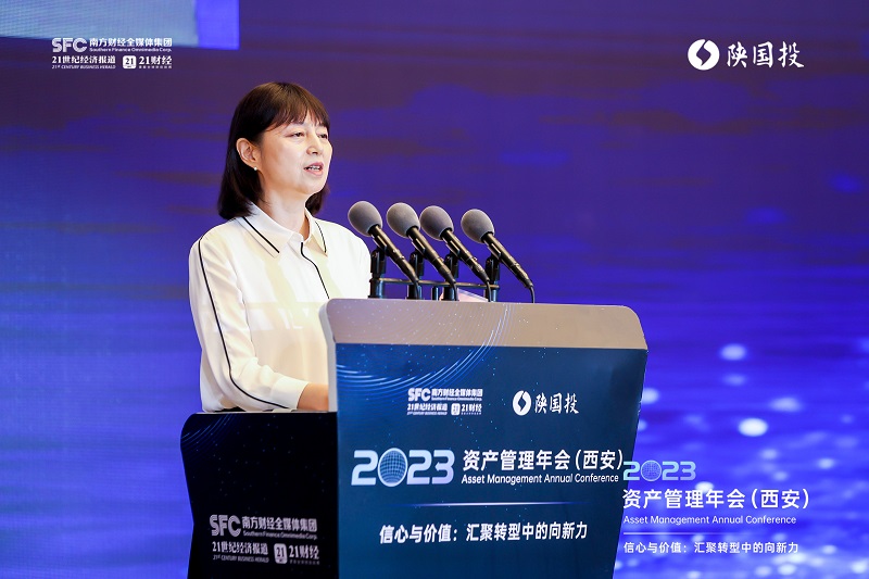 211692580527120869.jpg 图9 beat365党委副书记、监事长叶瑛介绍beat365丝路金融信任钻研院.jpg
